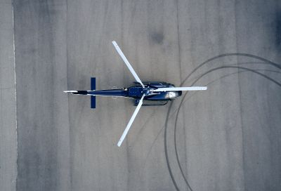 Traumarbeitsplatz jedes FLugschülers: Blick von oben auf einen Hubschrauber am Flughafen